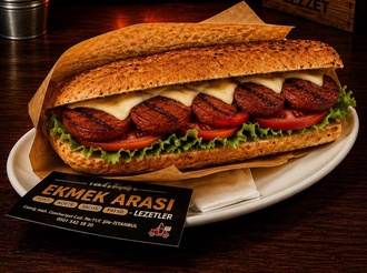 Yarım Ekmek Arası Kaşarlı Izgara Sucuk görseli