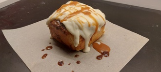 American-style Gooey Cinnamon Roll görseli