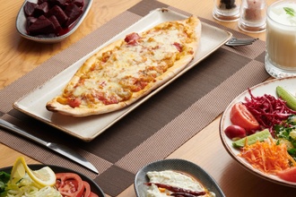Glutensiz Kuşbaşı Kaşarlı Pide görseli