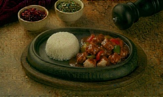 Barbekü Soslu Tavuk Yanında Sade Makarna görseli