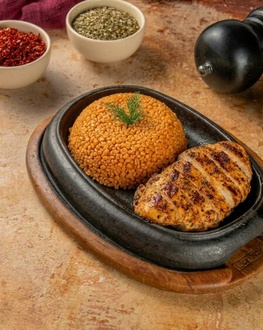Izgara Tavuk Yanında Bulgur Pilavı görseli