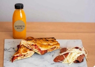 Vecihi Tost + Sıkma Portakal Suyu ( 330 Ml) 30Cm Ekmek görseli