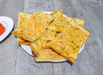 Salamlı Mozzarellalı Pide görseli