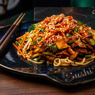 121- Sade Noodle Üstü Karışık Sebzeli Dana Eti görseli