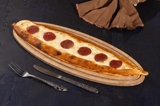 Kaşarlı Sucuklu Pide görseli