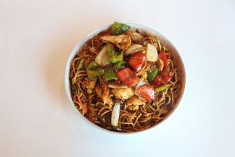 Sebzeli Erişte Üstü & Teriyaki Soslu Tavuk görseli