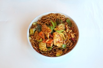 Sebzeli Erişte Üstü & Kung Pao Tavuk görseli