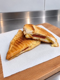 Yarım Ekmek Arası Karışık Tost görseli