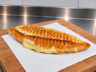 Yarım Ekmek Arası Kavurmalı Kaşarlı Tost görseli